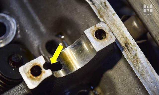 凸轮轴底座内的机油喷孔