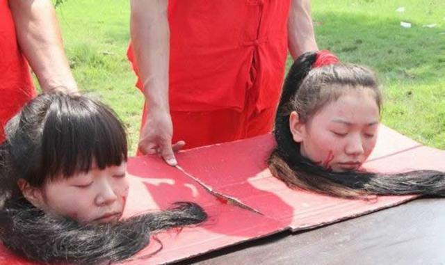 斩首这一刑罚虽不如其他酷刑那么折磨人,但砍下脑袋的场景对其他活人