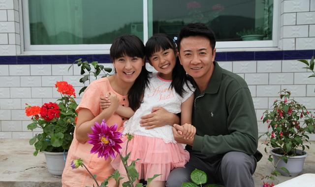 她演农村剧成名,因被赵本山赏识爆红,却嫁二婚男人甘愿当后妈