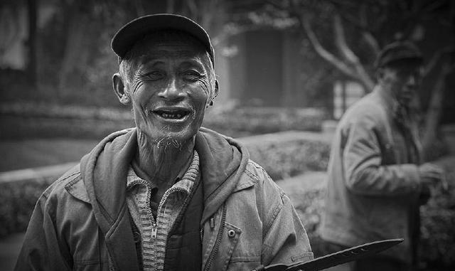 八字中如何推断命主的人生是顺利亨通还是穷困窘迫