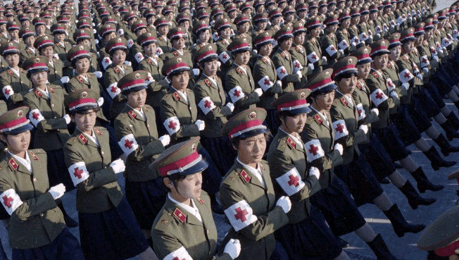 1985年, 中国推出了85式军服, 肩章上为何没有军衔?