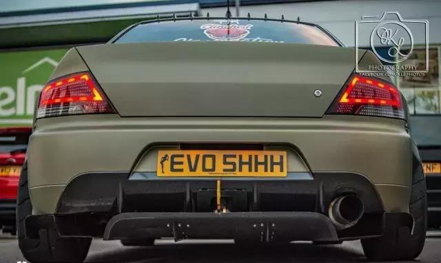 三菱evo9独家定制宽体军绿色的街头霸王更有侵略性