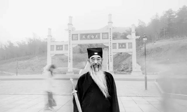 何为修道？深山隐修的老道长，详解修道秘密！|贪心|入定|老道_新浪新闻