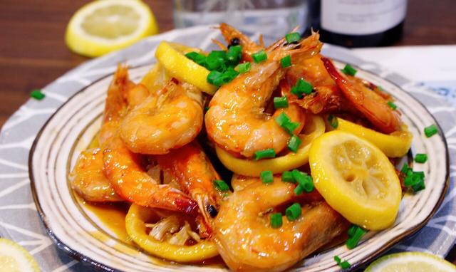 酸酸甜甜,清新诱人的柠檬虾,简单烹饪出惊喜味道