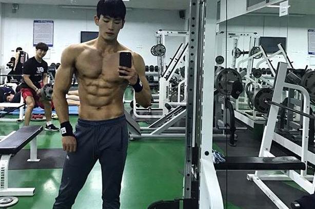 帅小伙大学健身房内锻炼,3年一身肌肉,网友:这腹肌真像搓衣板|腹肌|健身房|搓衣板_新浪新闻