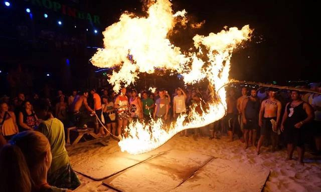 最后,要特别说一下"跳火绳".这绝对是满月派对上最火的项目.