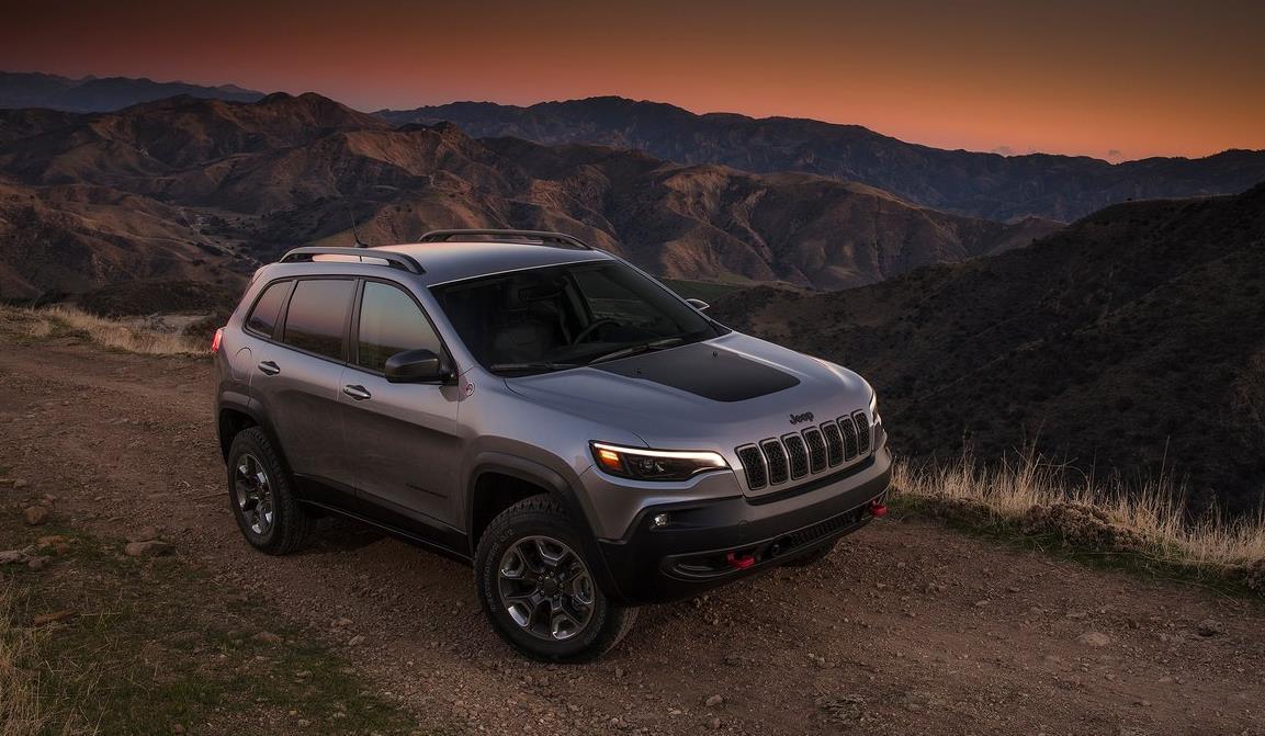 新款jeep自由光变好看了但 销量下跌和让人生畏的脸 关系不大吧