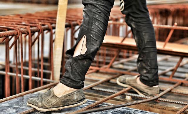 夜幕降临,三位农民工师傅依然在建筑工地