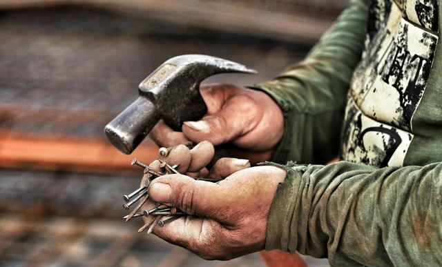 三农民工中秋坚守工地:每天钉2000钢钉,手掌吓人 !