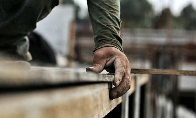 三农民工中秋坚守工地:每天钉2000钢钉,手掌吓人 !