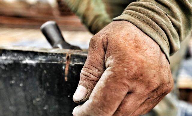 三农民工中秋坚守工地:每天钉2000钢钉,手掌吓人 !