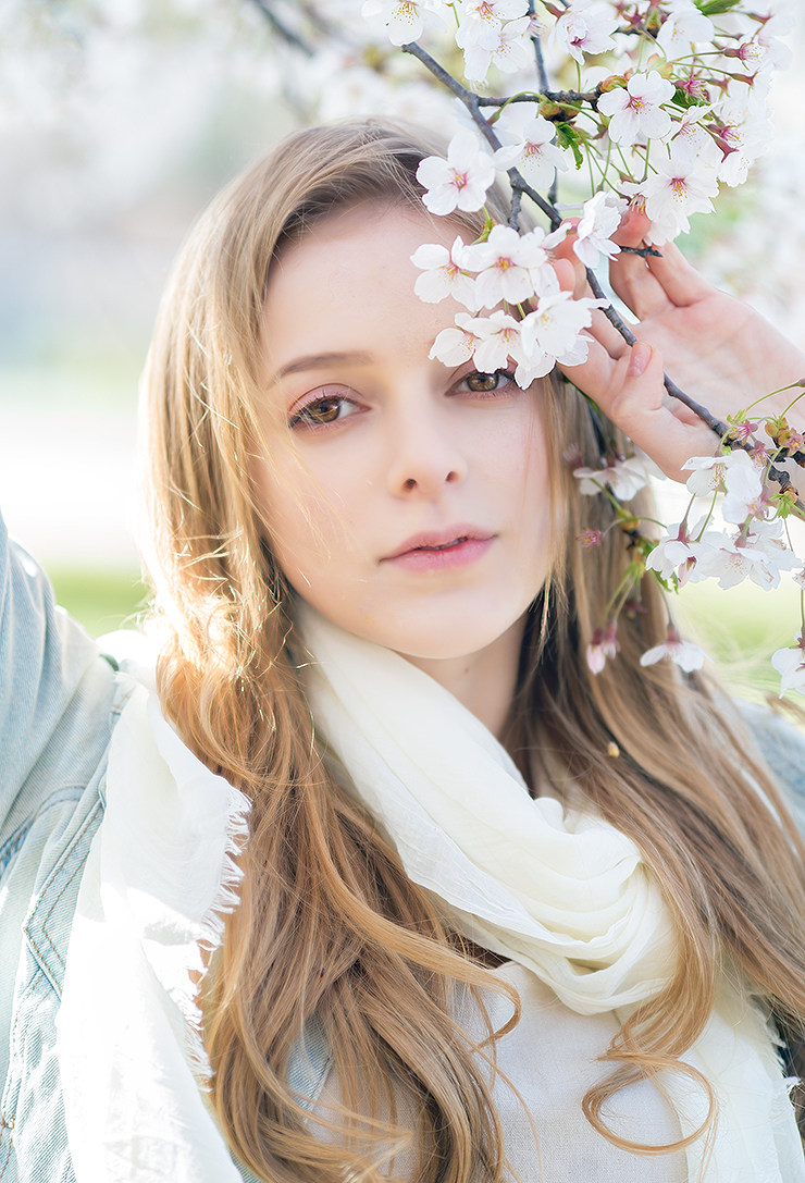 花开树下一个清秀美丽的外国小姑娘