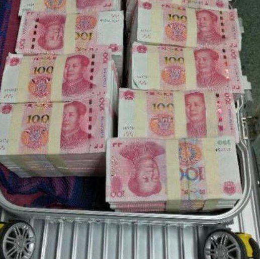 离婚后,前夫送给俺100万,俺却提出一个要求,前夫瘫在地上