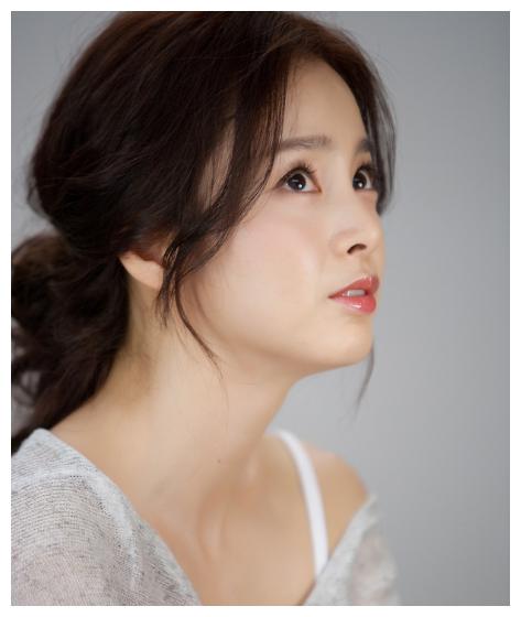 完美女神金泰熙精致的侧颜完全经得住时间的考验