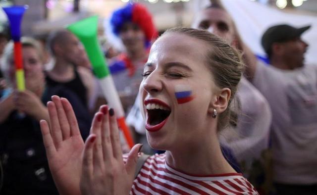 众发娱乐体育:俄罗斯女球迷被高空倒酒:这么喝
