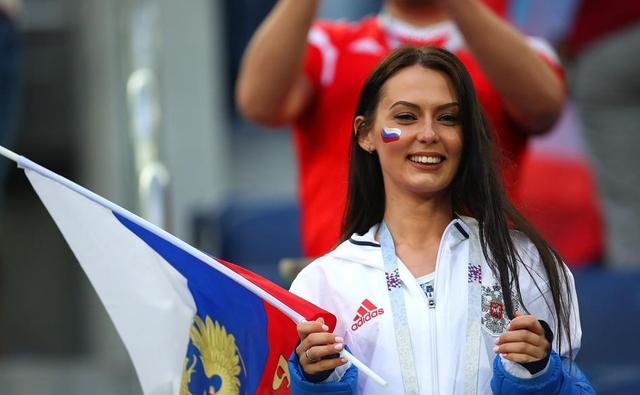 众发娱乐体育:俄罗斯女球迷被高空倒酒:这么喝