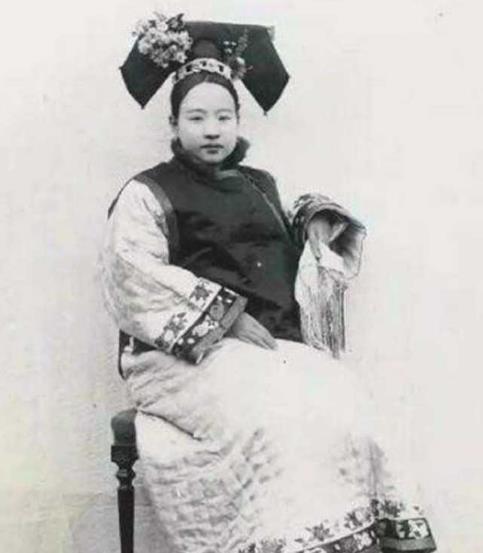 清朝珍贵老照片:图5的她慈禧都惧怕,图6的传统习俗流传至今!