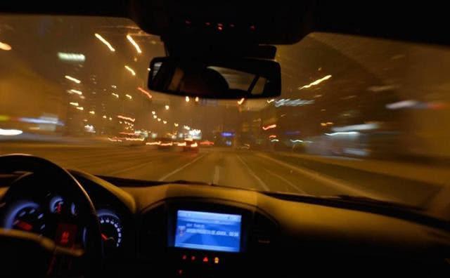 夜晚开车随意开大灯闪一二三下不知啥意思被骂惨了无处哭