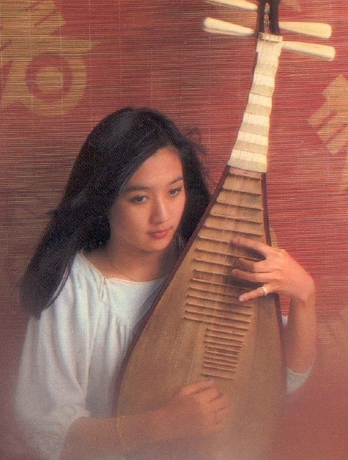 岁的吕秀菱参加台湾一个电视台举办的琵琶独奏比赛,一头长发静弹琵琶