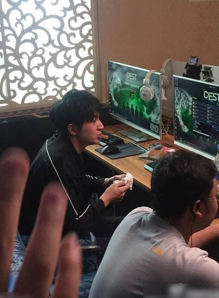 盘点明星吃辣条的样子,林更新不愧是出入网吧的"网瘾少年"