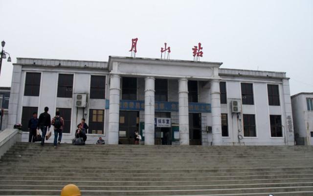 河南最牛的一个镇,明明是一个小镇,却拥有一等火车站,厉害了