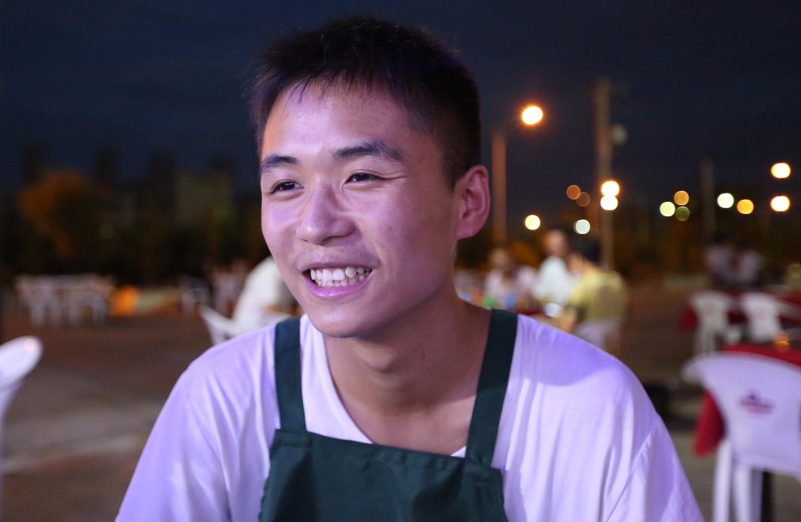 小伙考上大学夜市打工攒学费 每天干11个小时