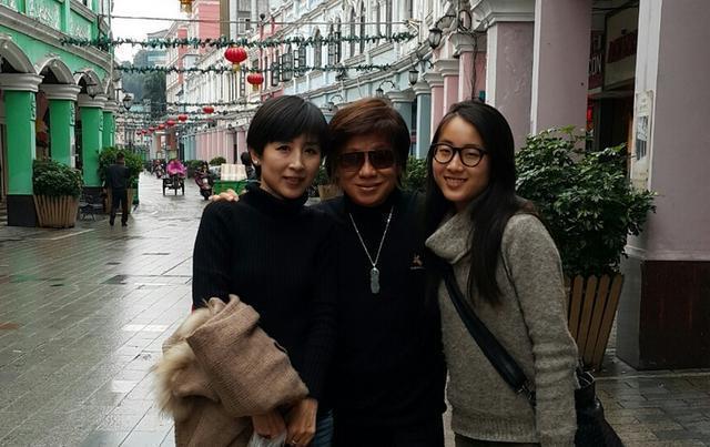 功夫巨星梁小龙:70岁容颜苍老,妻子年轻漂亮,女儿比父亲还牛