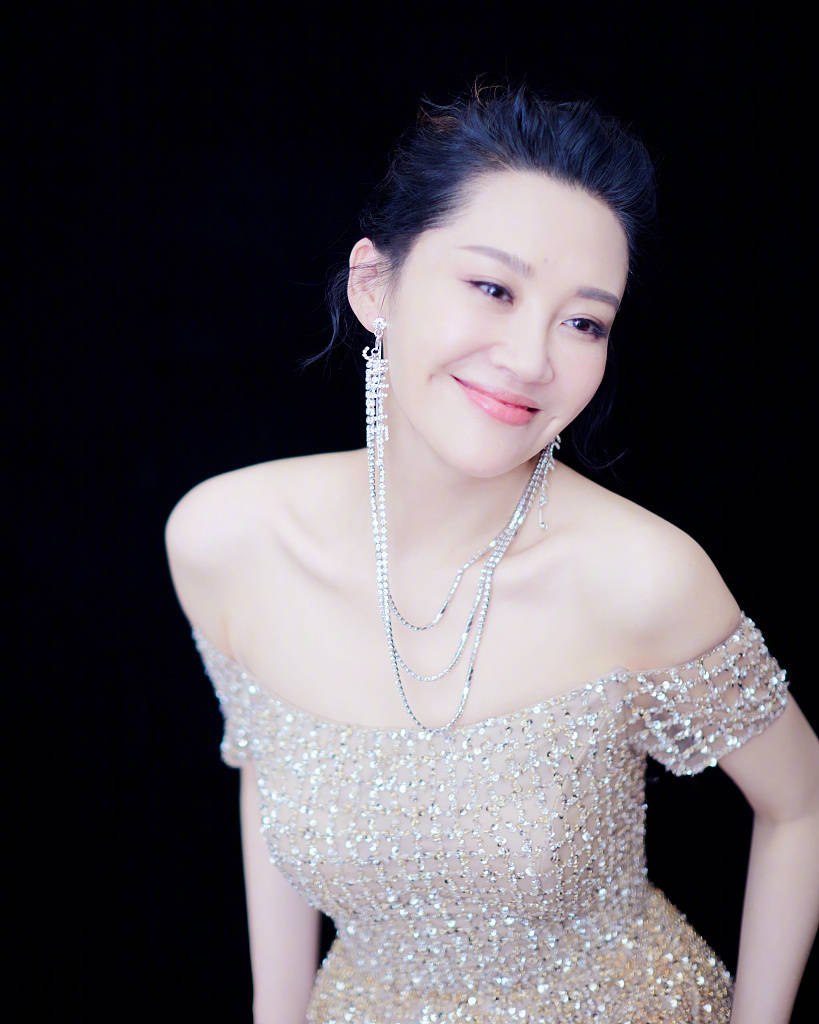 许晴 一字肩礼服锁骨迷人皮肤白皙风情万种 笑容灿烂梨涡尽显