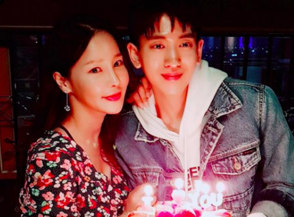 近日,韩国女星米娜和小17岁的老公柳弼立前往越南拍婚纱照被曝光.