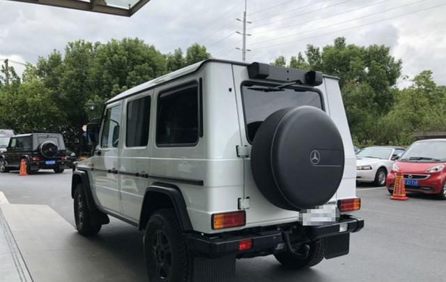 小伙花140万买奔驰g300,父亲看到车后立刻让他买g500