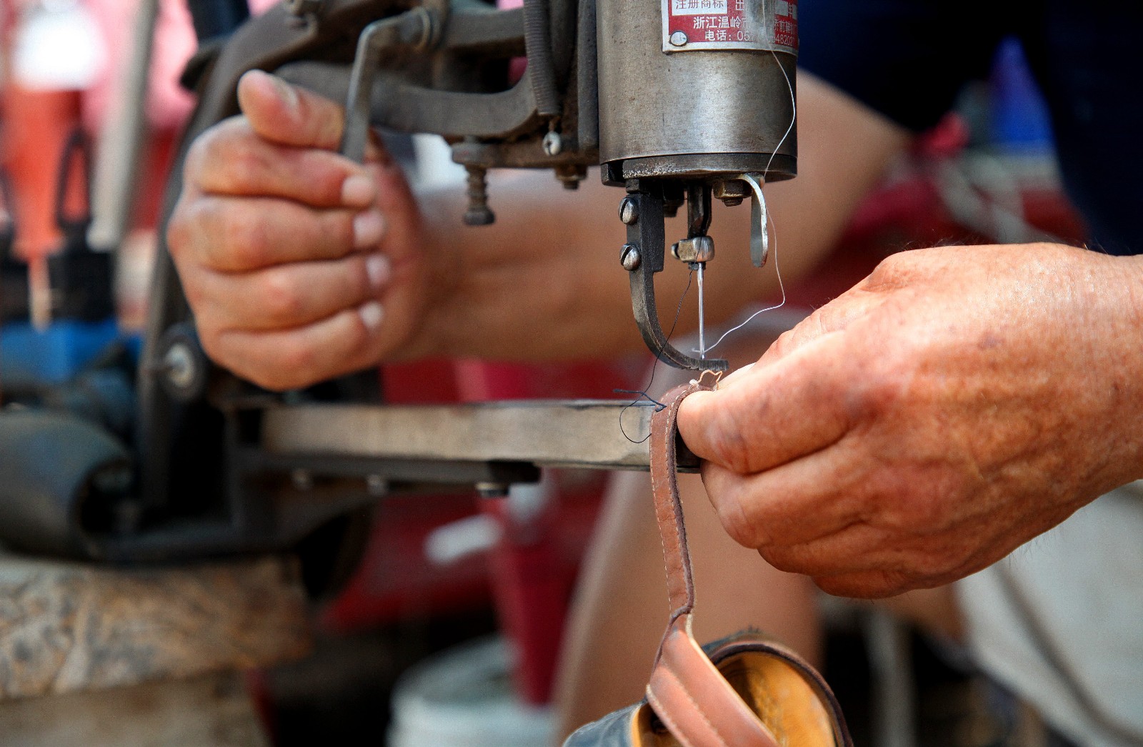 河南农村修鞋匠成全能修理工 称农村修鞋比城里活多