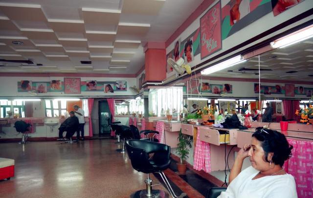 古巴的发廊,简简单单,我们国内只有很隐蔽的小巷子里才能找到这么传统