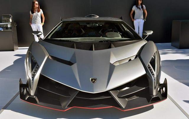 价值9000万的兰博基尼遭围观气场十足结果被公交车小伙抢镜