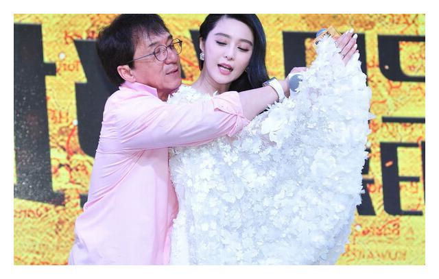 成龙化身色狼紧抱范冰冰,那表情也是醉了,网友:君有情来奴有意