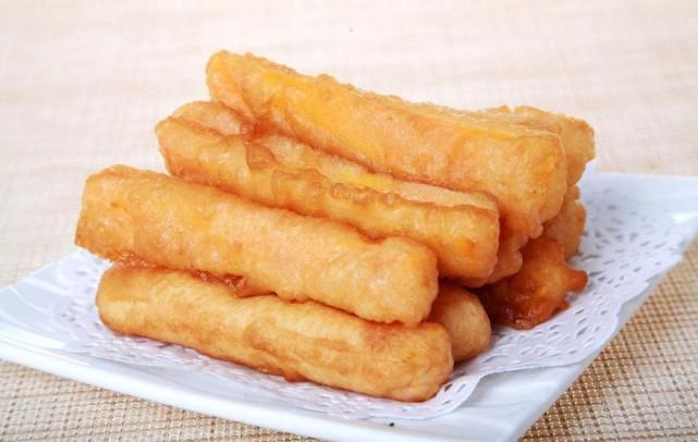 炸油条时, 选择面粉有讲究, 掌握方法后炸出的油条外酥里嫩