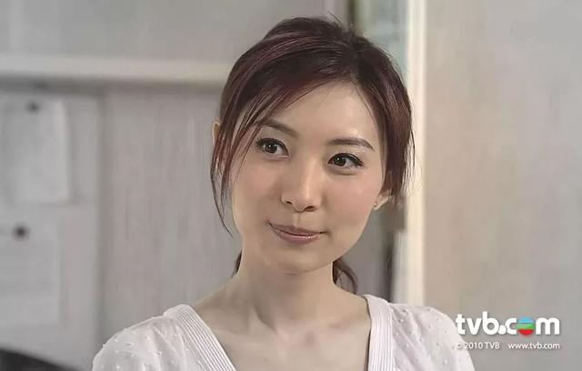 1983年出生的陈爽,在读书的时候成绩非常优异,在2002年她于多伦多留学