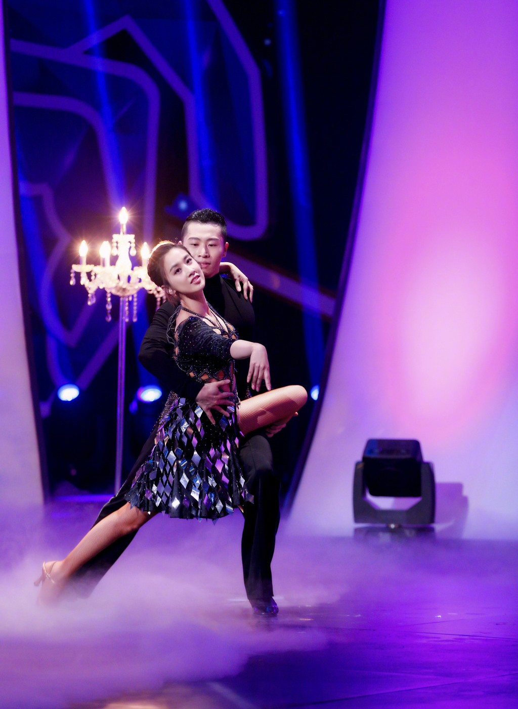 黄圣依跳拉丁舞魅力四射忒性感,展高难度一字马惊艳全场,超美!