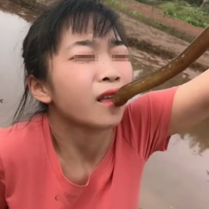 乡下女孩捉到黄鳝,突发奇想与它拍照,结果却尴尬了
