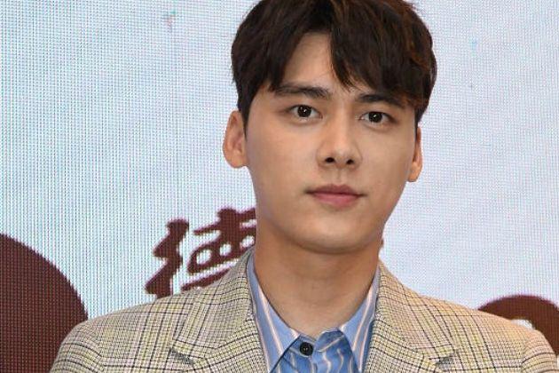 杨超越颜值有多高,从李易峰看她的眼神就知道