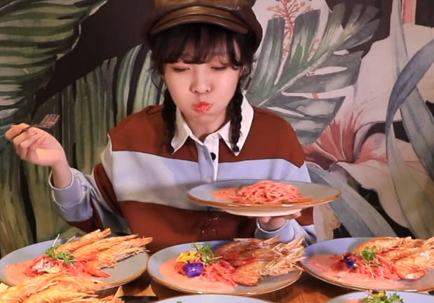 大胃王mini吃11份粉色奶油大虾意面,正是我粉红少女的理想面