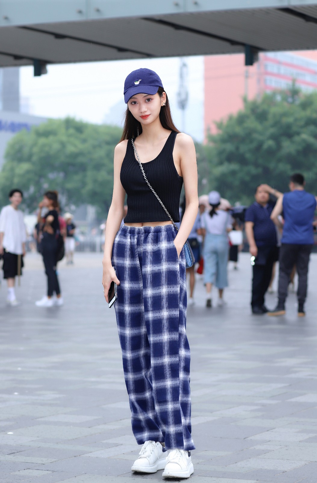 街拍五官端正皮肤白皙坦然自若的气质女孩青春气息十足