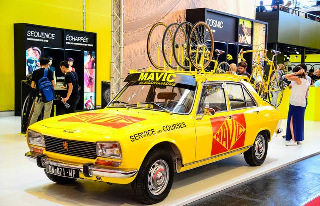 外观方面,标致e-legend采用了复古的造型设计,双门coupe的造型很有