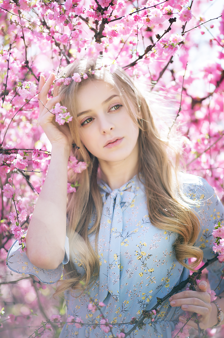 花开树下一个清秀美丽的外国小姑娘