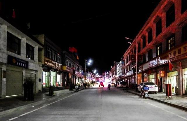 晚9点车队一行12人外加三两s5入住日喀则地区萨嘎县吉林大酒店.