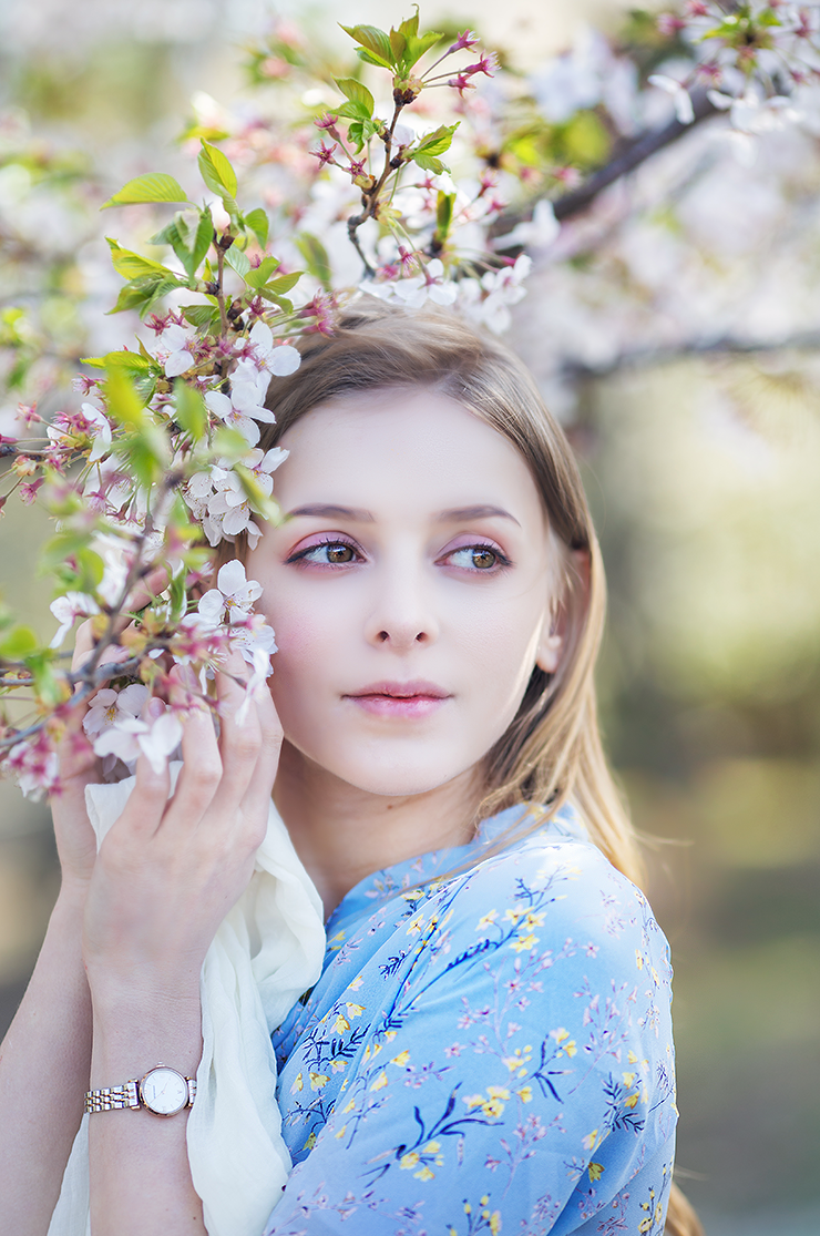 花开树下一个清秀美丽的外国小姑娘