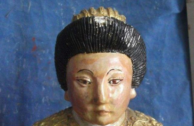 大哥抱90万"娘娘像"鉴宝,黛眉凤眼朱唇