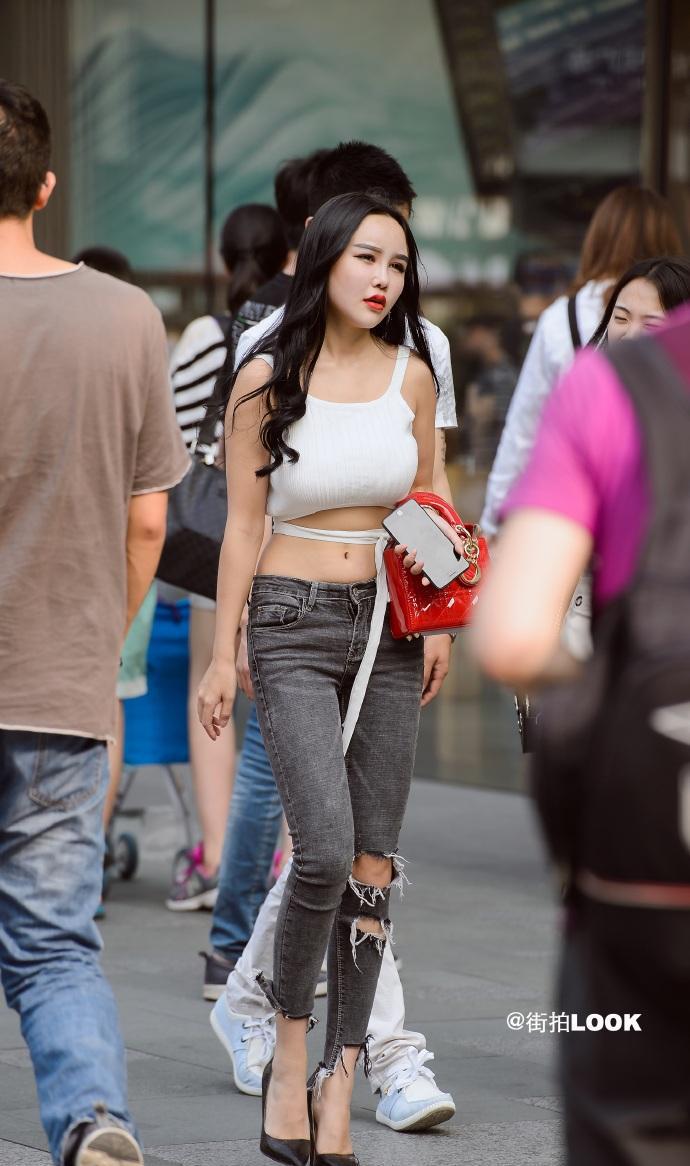 路人街拍:小姐姐一袭黑色无袖短裙上街,诱惑力十足