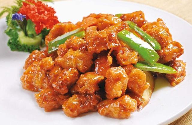 溜肉段是东北地区的传统名菜,色泽鲜艳,口感外酥里嫩,咸香可口