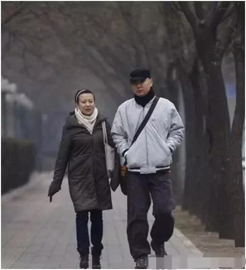 妇孺皆知的光头笑星,年过五旬却娶80后娇妻,他那憨样令人捧腹