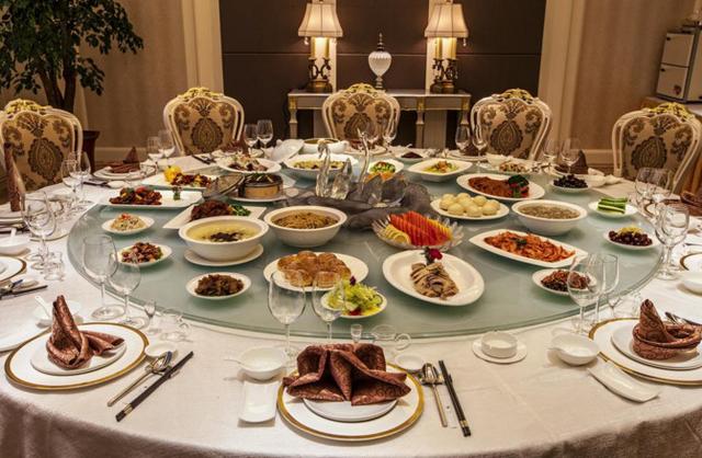 同学聚会他的穿着被大家嘲笑餐馆老板说句话大家都愣了